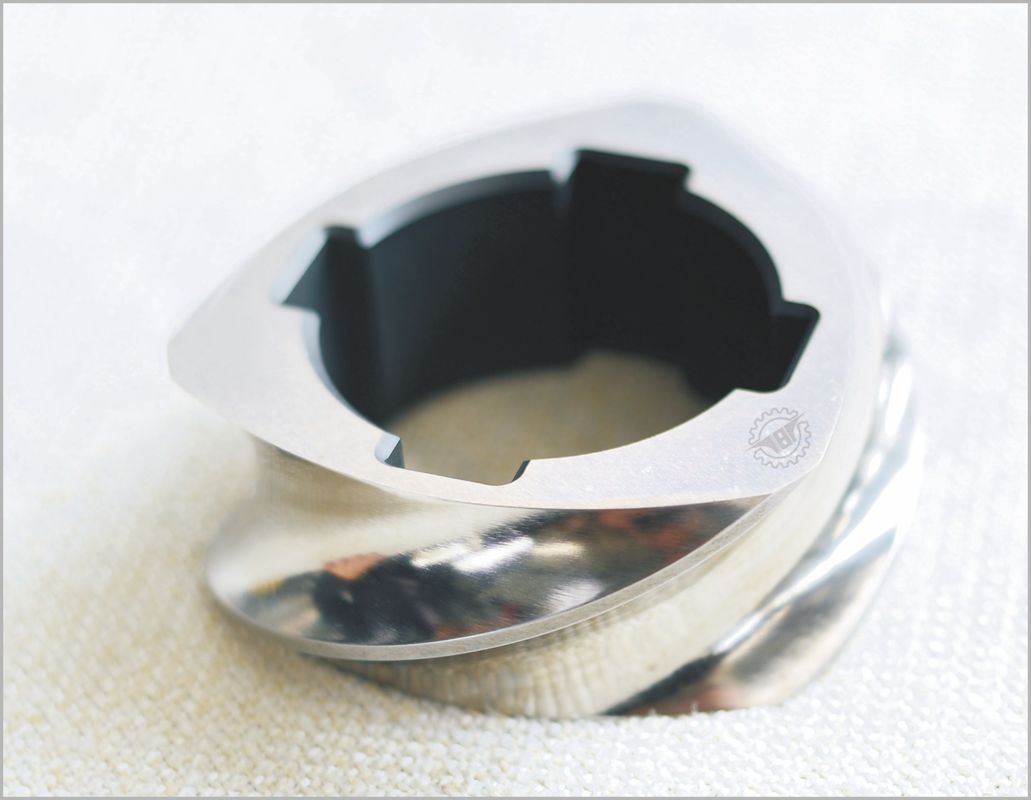 Трехполые двойные экструдерные винты металлический цвет высокая однородность стрижки экструдерный винтовой элемент